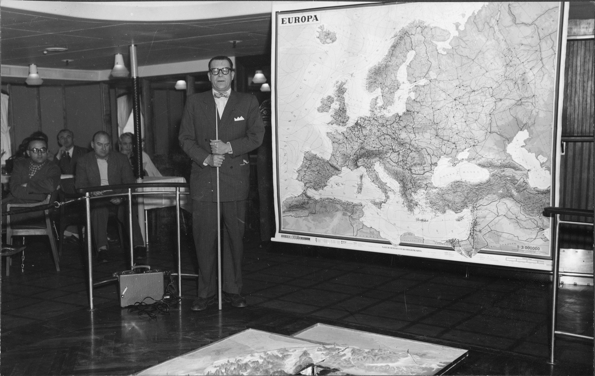 Gunnar Rollefsen holder fiskerifaglig foredrag på MS METEOR.