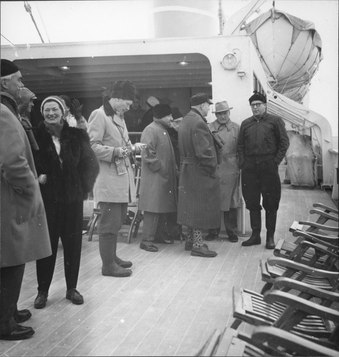 Passasjerer på dekk ombord på MS METEOR. Gunnar Rollefsen til høyre.