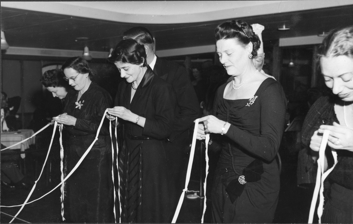 Selskapslek om bord på MS METEOR.