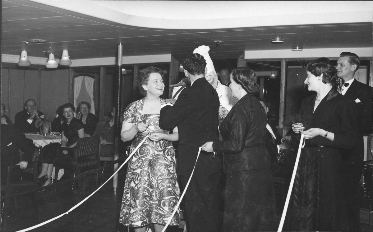 Selskapslek om bord på MS METEOR.