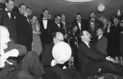 Selskapslek om bord på MS METEOR.