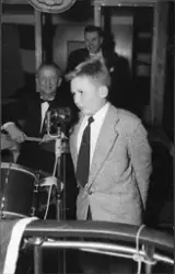 En gutt presenterer for passasjerene ombord.