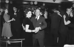 Festkledde passasjerer på dansegulvet om bord på MS METEOR.