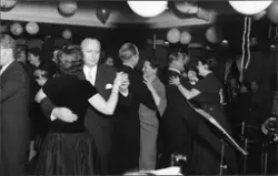 Festkledde passasjerer på dansegulvet om bord på MS METEOR.