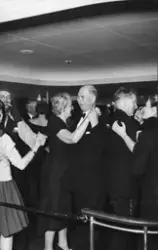 Festkledde passasjerer på dansegulvet om bord på MS METEOR.