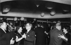 Festkledde passasjerer på dansegulvet om bord på MS METEOR.