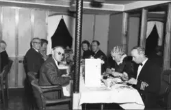 Festkledde passasjerer til bords under middagen på MS METEOR