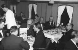 Festkledde passasjerer til bords under middagen på MS METEOR