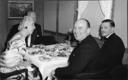 Festkledde passasjerer til bords under middagen på MS METEOR