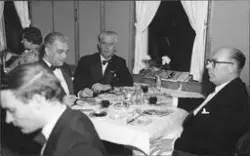 Festkledde passasjerer til bords under middagen på MS METEOR