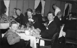 Festkledde passasjerer til bords under middagen på MS METEOR