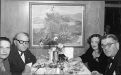 Festkledde passasjerer til bords under middagen på MS METEOR