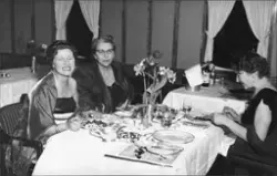 Festkledde passasjerer til bords under middagen på MS METEOR