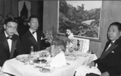 Festkledde passasjerer til bords under middagen på MS METEOR