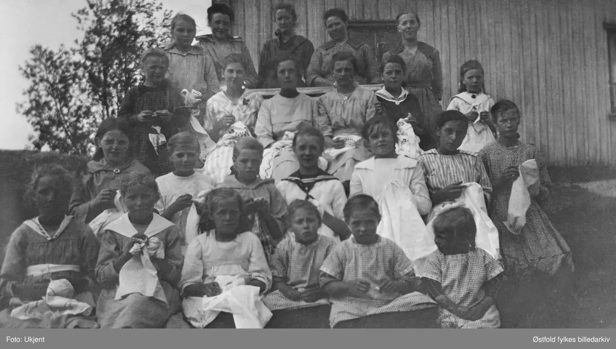 Symøte på Westgård i Varteig ca. 1920-21. Barnemisjon med fire voksne ledere bak fra venstre: Inga Gresset, Sofie Sælid, Ragna Hasle Westgård og Elise Bergby. Navneliste med plassering, se fotokort.