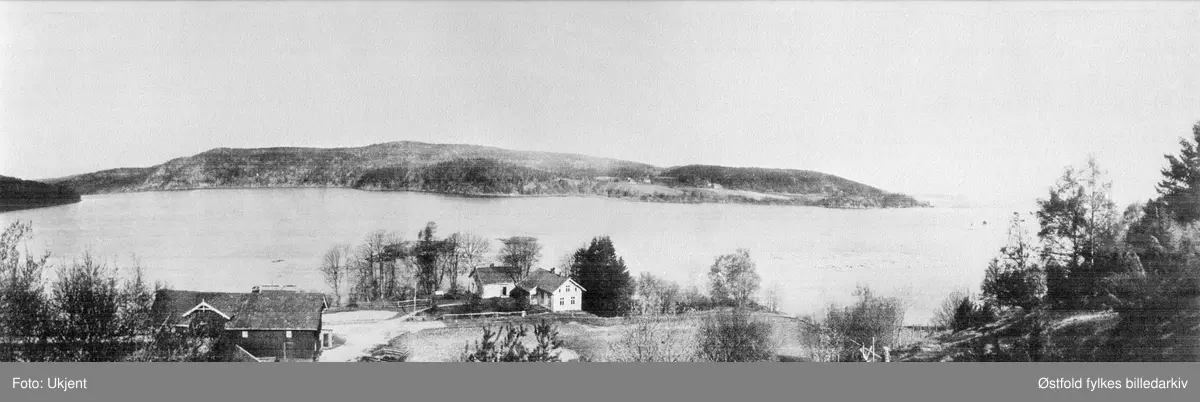 Oversiktsbilde (panorama) over nordre Furuholmen i Varteig med Glomma og Skiptvet i bakgrunnen, gårdene er Glenne, uten datering. Alle husene er revet ca. 1955-60. Det ble bygd mange nye hus. Glennetangen lense kjøpte eiendommen ca. 1955-60. Til høyre skimtes lensa. Bestyrerbolig, lagerhus, verksted og arbeiderboliger.
Siste eier av nordre Furuholmen var Martinius Furuholmen, oldefar til Magne Furuholmen i AHA. Magnes far, Kåre, er født på Furuholmen i 1940, han var også musiker. 
Gården fødde 3 kuer, det var heller ikke hest der.