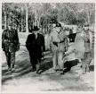 Några herrar vandrar längs en grusväg. I mitten landshövding Thorwald Bergquist och kommissarie Sture Sandell. De övriga okända.
Spaning efter 