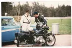 Konstapel Harald Steen pratar med motorcykelpolis Rutger Petersson vid en rastplats, ca 1960.