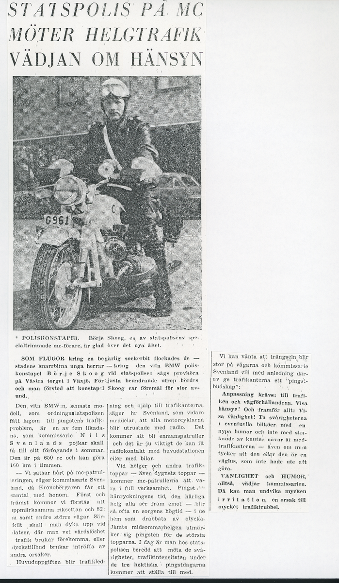 Börje Skoog vid statspolisen, Växjö, har grenslat sin motorcykel på Oxtorget, 1958.