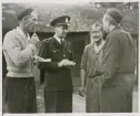 Poliskonstaplarna Gunnar Stenberg och Erik Tegheim intervjuar och antecknar, 1954.