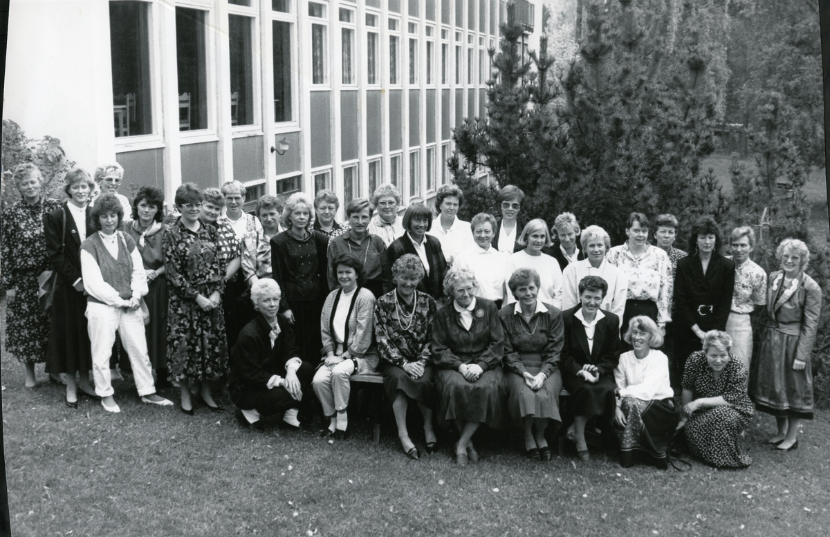 Elever ved husmorskula på Leira har 25-årsjubileum 1989.