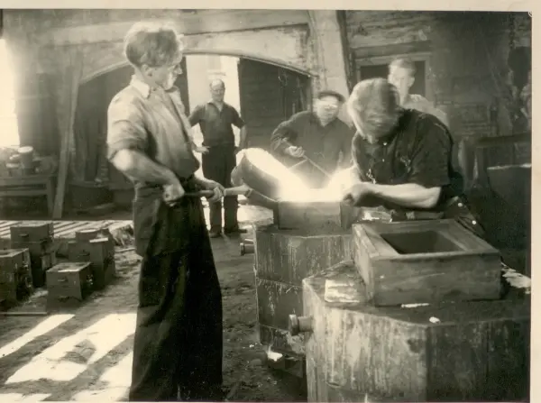 Cathrineholm, støperiet 1950. Bildet er tatt fra den siste støpingen. Bygningen ble revet like etterpå. F.v. Guttorm Gustavsen, (døråpningen) Trygve Nilsen, Karl Land, b.t.h. Sigurd Pettersen, f.t.h. ukjent.