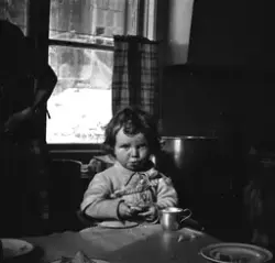 Randi Bjørnstad på kjøkkenet, Havøysund i 1952-53.