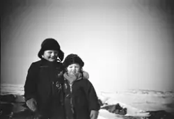 Bror med sin søster, Odd og Randi Bjørnstad i Havøysund på 1950-tallet.