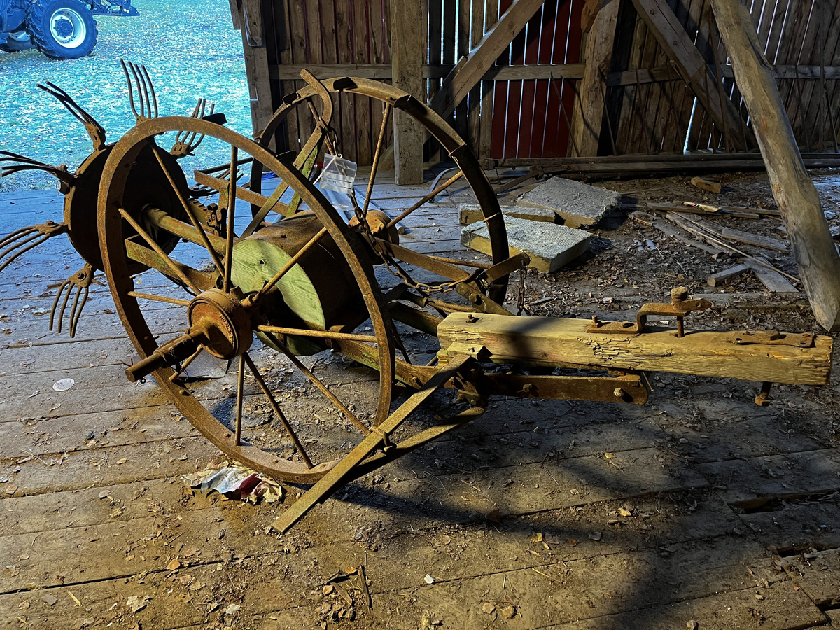 Potetopptakar. Konstruksjonen er nesten heilt laga av metall. Treelementa inkluderer ein sylinder midt på aksen mellom to store hjul og ein bjelke foran. Bak nede er det montert ei stor hakke, og rett ovanfor, litt bak, er kastehjulet. Kastehjulet har ti roterande gafflar, og det er festa til aksen mellom hjula på ein lang metall-sylinder. Hjula og bjelken foran var måla raud, elementa mellom dei var måla i intens grøn farge. På nokre stadar under den grøne farga, er også blå farga synleg. Kastehjulsopptakar var moglegvis for to hestar (?).