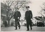 Poliskommissarie Frana Konrad Swanström (t.v.)  på Storgatan, i täten för ett demonstrationståg, ca 1940.