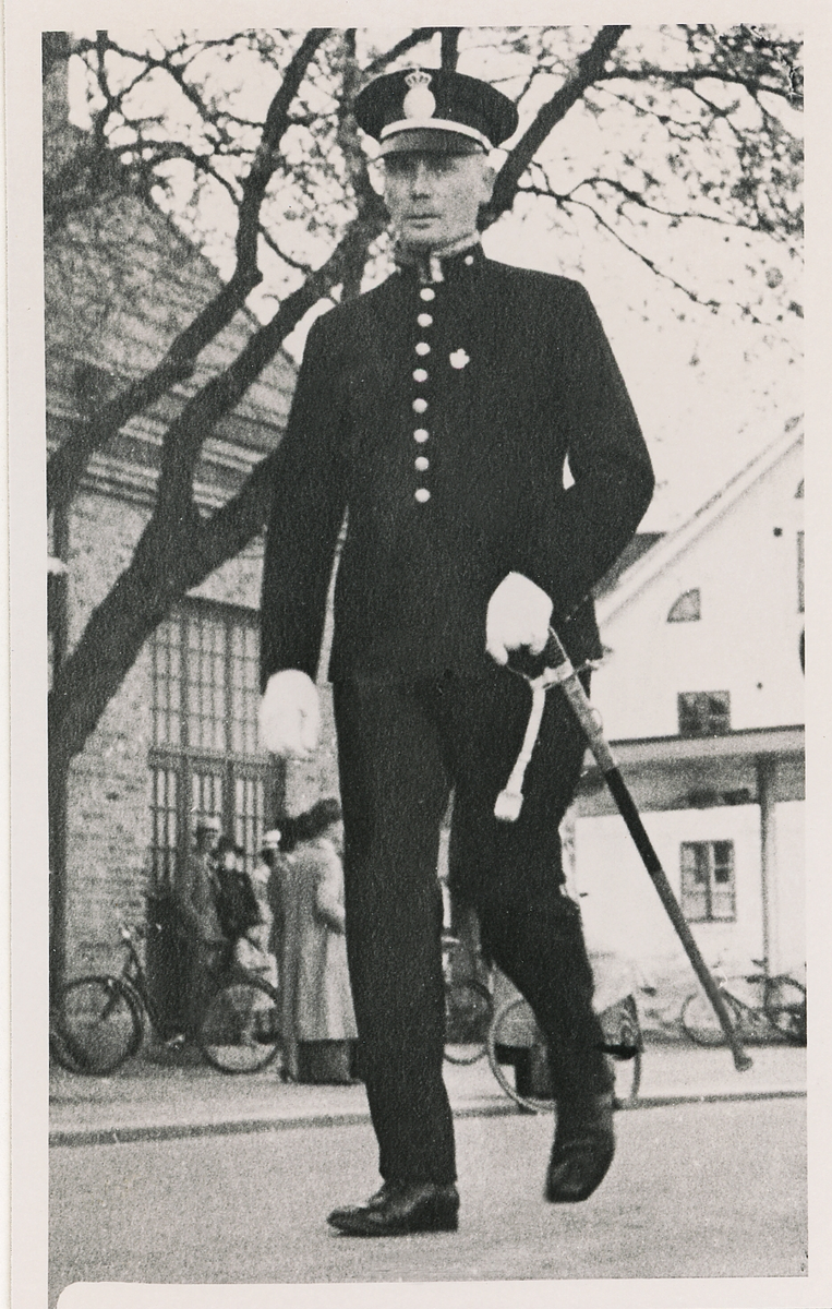 Poliskommissarie Frana Konrad Swanström (t.v.)  på Storgatan, i täten för ett demonstrationståg, ca 1940.