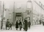 Poliskonstapel Erik Tegheim i korsningen Storgatan/Klostergatan, 1950.