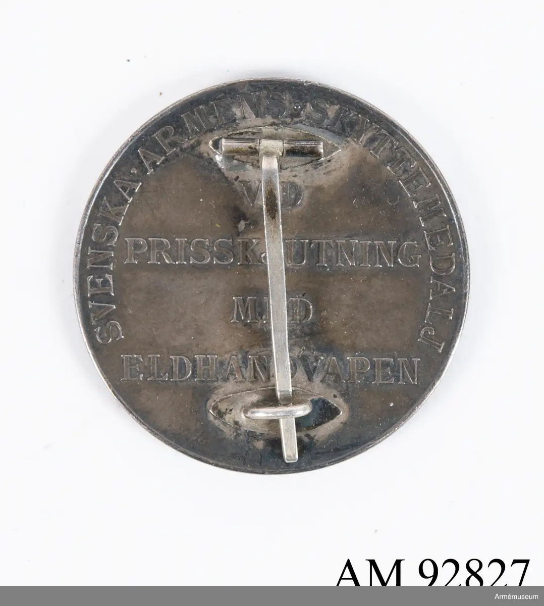 Svenska Arméns skyttemedalj i valören silver.

Medaljen är gjord av svartnad silver, och pryds på framsidan av en relief med lagerkrans som trätts igenom tre mindre kronor, under två korslagda gevär under en större kunglig krona.
På frånsidan en text i relief: "Svenska arméns skyttemedalj vid prisskjutning med eldhandvapen". Medaljen fästes med en fastlödd nål på baksidan.
Längs med kanten står det graverat: "Silver 1918".
