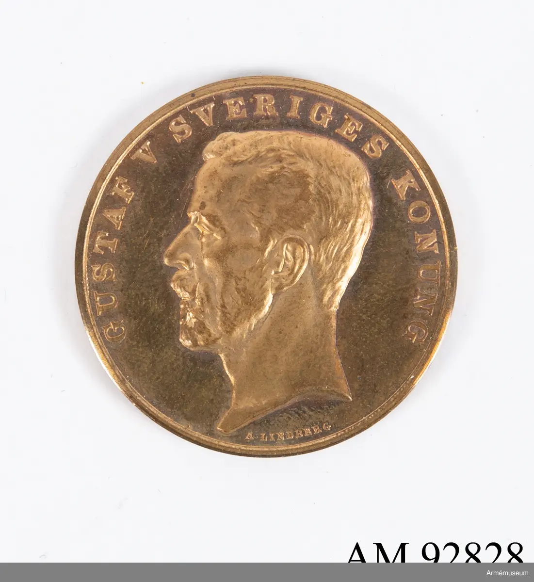 Medalj från Officerarnes målskjutningsförbund i valören brons.

Medaljen är tillverkad av brons och pryds på åtsidan av en profilbild av Gustav V med texten "Gustav V Sveriges Konung". På frånsidan finns avbildad en lagerkvist och texten "Officerarnes målskjutningsförbund i Stockholm".

På kanten står det präglat "Brons 1921".