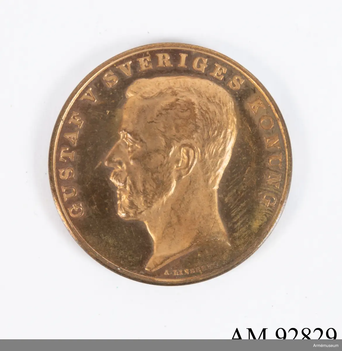 Medalj från Officerarnes målskjutningsförbund i valören brons.

Medaljen är tillverkad av brons och pryds på åtsidan av en profilbild av Gustav V med texten "Gustav V Sveriges Konung". På frånsidan finns avbildad en lagerkvist och texten "Officerarnes målskjutningsförbund i Stockholm".

På kanten står det präglat "Brons 1919".