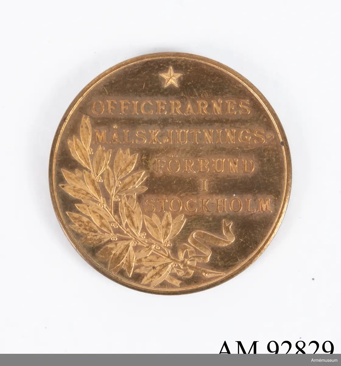 Medalj från Officerarnes målskjutningsförbund i valören brons.

Medaljen är tillverkad av brons och pryds på åtsidan av en profilbild av Gustav V med texten "Gustav V Sveriges Konung". På frånsidan finns avbildad en lagerkvist och texten "Officerarnes målskjutningsförbund i Stockholm".

På kanten står det präglat "Brons 1919".