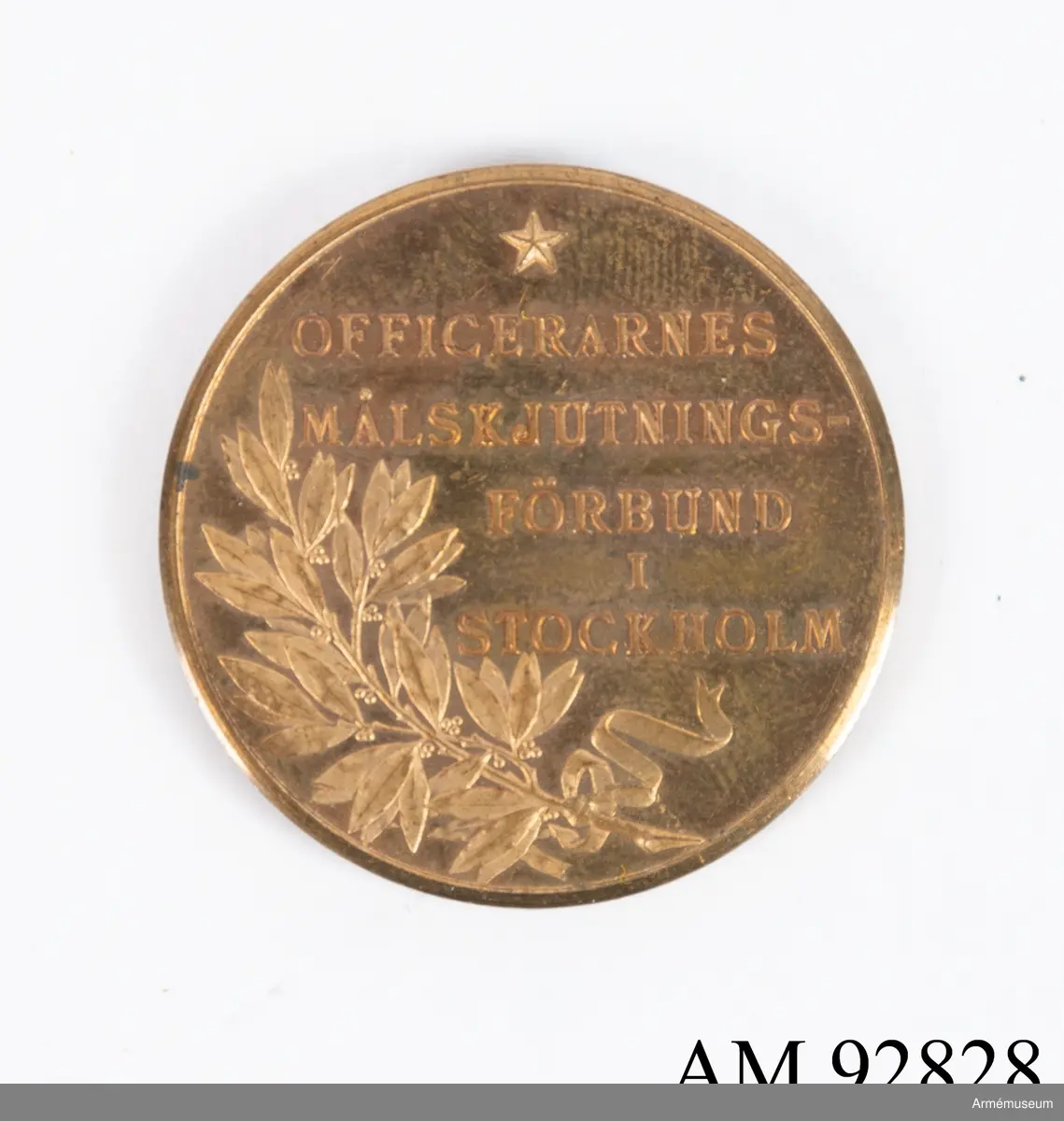 Medalj från Officerarnes målskjutningsförbund i valören brons.

Medaljen är tillverkad av brons och pryds på åtsidan av en profilbild av Gustav V med texten "Gustav V Sveriges Konung". På frånsidan finns avbildad en lagerkvist och texten "Officerarnes målskjutningsförbund i Stockholm".

På kanten står det präglat "Brons 1921".