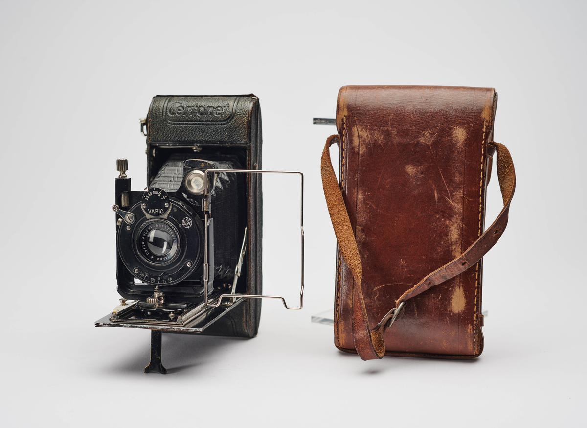 Certonet er et foldekamera for rullfilm, produsert av Certo Camera Werk på 1920-tallet. Dette kameraet har vært eid av arkitekt Kirsten Sinding-Larsen. Kamerveske med hennes navn medfølger, samt hennes visittkort med informasjon om kameraet.