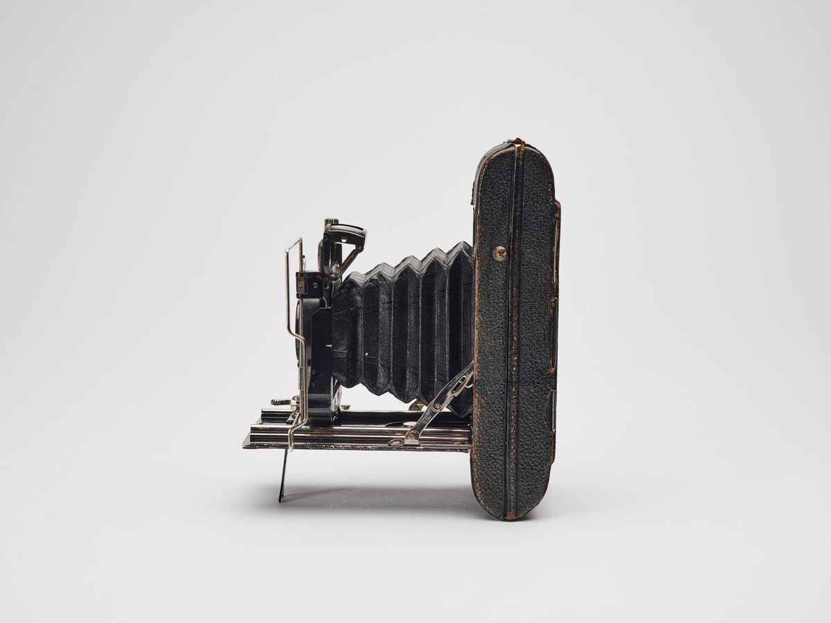 Certonet er et foldekamera for rullfilm, produsert av Certo Camera Werk på 1920-tallet. Dette kameraet har vært eid av arkitekt Kirsten Sinding-Larsen. Kamerveske med hennes navn medfølger, samt hennes visittkort med informasjon om kameraet.