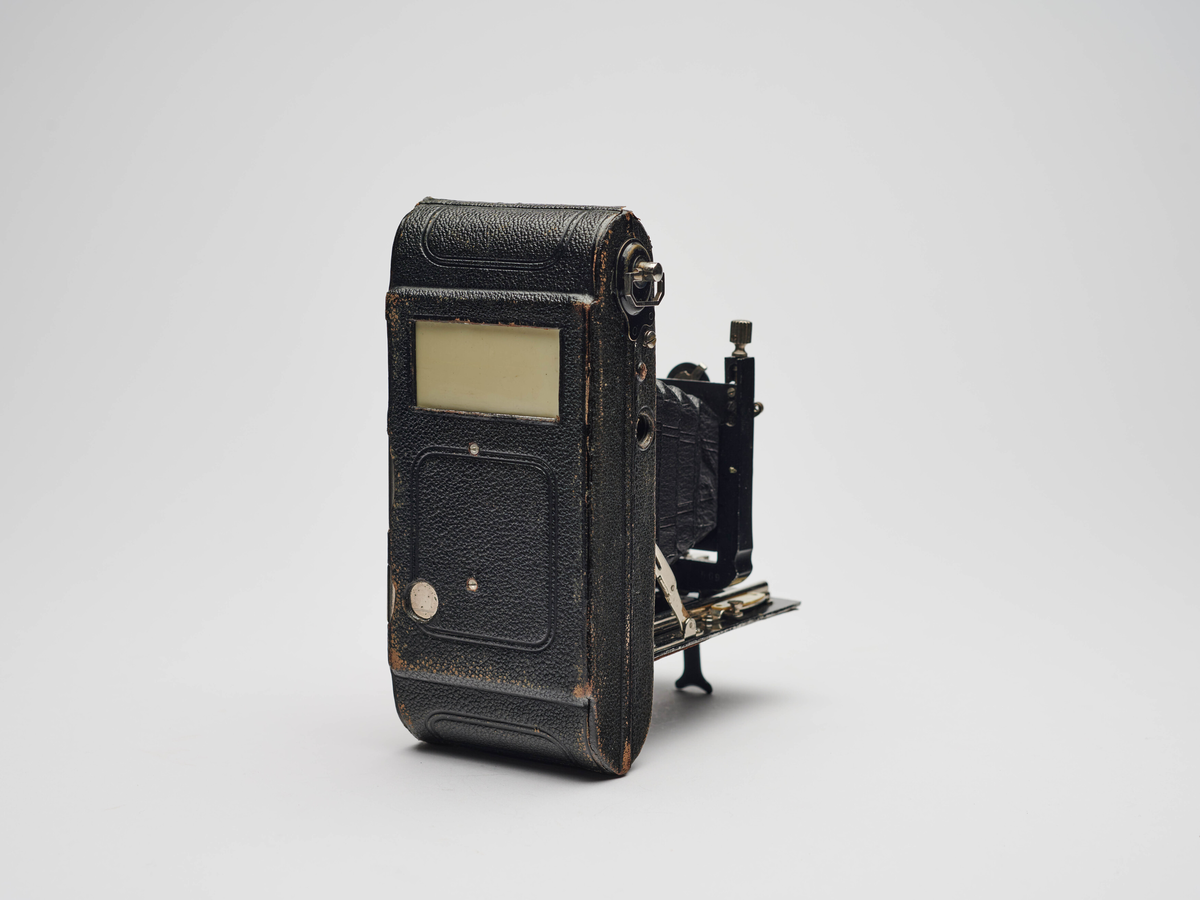 Certonet er et foldekamera for rullfilm, produsert av Certo Camera Werk på 1920-tallet. Dette kameraet har vært eid av arkitekt Kirsten Sinding-Larsen. Kamerveske med hennes navn medfølger, samt hennes visittkort med informasjon om kameraet.