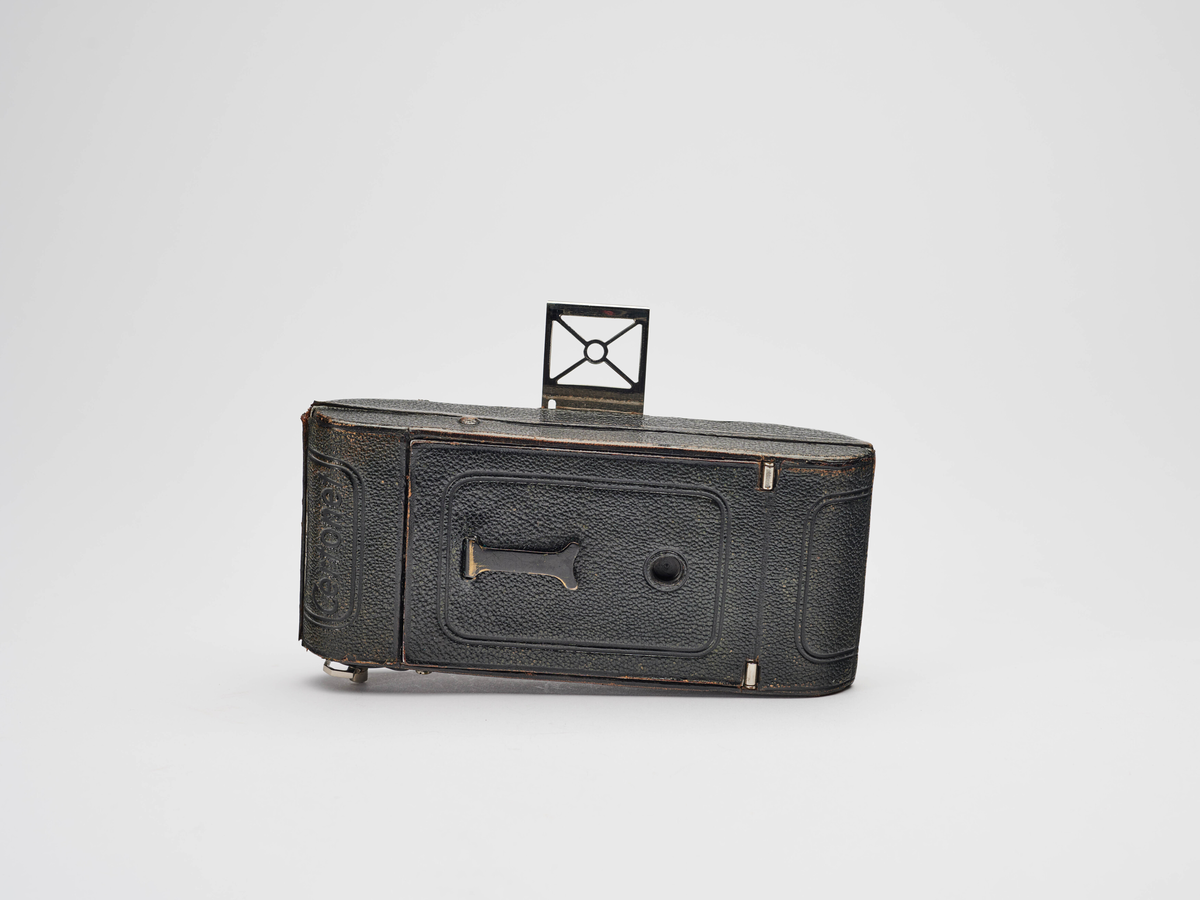 Certonet er et foldekamera for rullfilm, produsert av Certo Camera Werk på 1920-tallet. Dette kameraet har vært eid av arkitekt Kirsten Sinding-Larsen. Kamerveske med hennes navn medfølger, samt hennes visittkort med informasjon om kameraet.