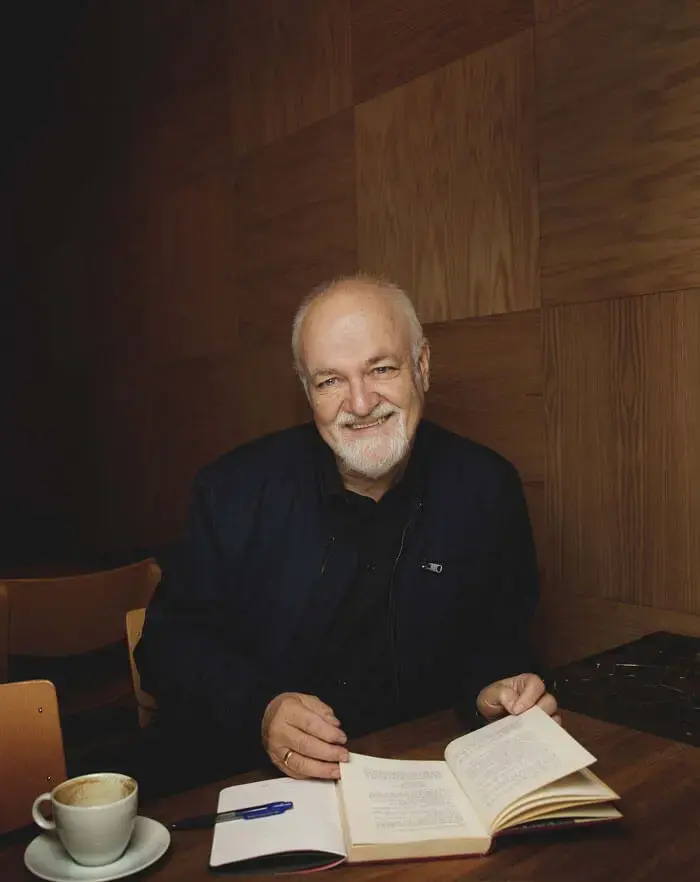 portrettbilde av Jan Inge Sørbø som blar i ei bok