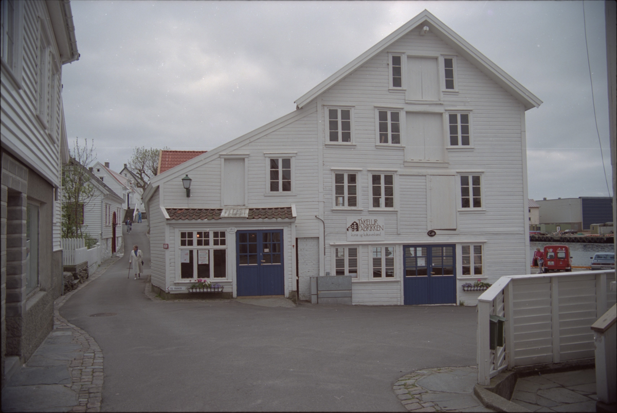 Den gamle tåkelurfabrikken i Skudeneshavn. Fabrikken produserte tåkelurer patentert av Ole Christian Hansen fra1880 til 1960. På bildet er det kunst- og kulturverksted og café i den gamle fabrikken.