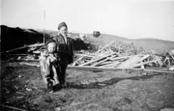 Randi Bjørnstad med en ukjent samejente (Annemor?), ca. 1950 i Havøysund.