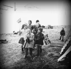 17. mai i Havøysund på 1950-tallet. Ragnhild Berg (i front), Randi Bjørnstad, Berit Olsen, Trygve Johannes Olsen ved siden av Odd Bjørnstad som er skjult (bare lua han ses). Den lille gutten til høyre i bildet er Knut Berg. Jenta i front ved siden av Ragnhild er ukjent.
