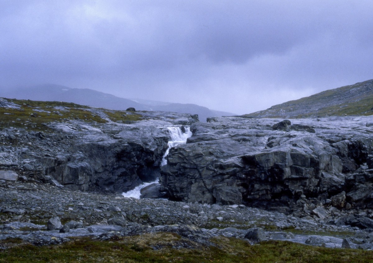 Lita elv på Skjomfjellet i Narvik kommune, i et parti kalt Middagsbukta, tvers over Gautelisjavrre fra NOTs hytter, og nær stedet der den gamle hytta lå før neddemningen.