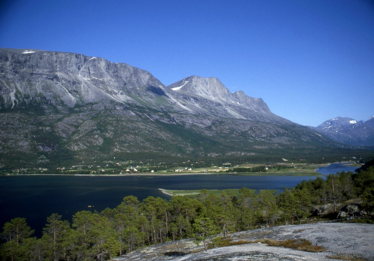 Elvegård i Skjomen i Narvik. fotografert fra Reinneset. Elva Skjoma inn til høyre.