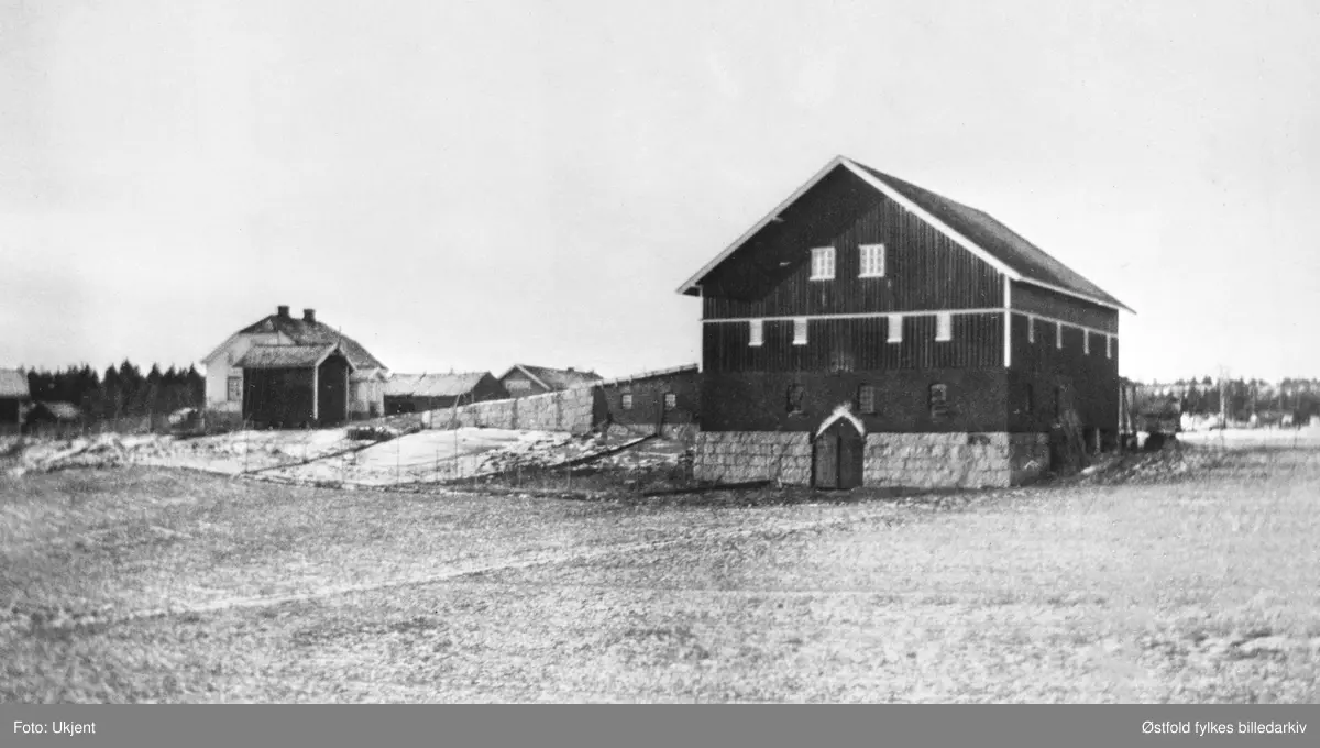 Uthuset på Gabestad 49/1 i Varteig 1925. Den nye låven ble bygd i 1925.
