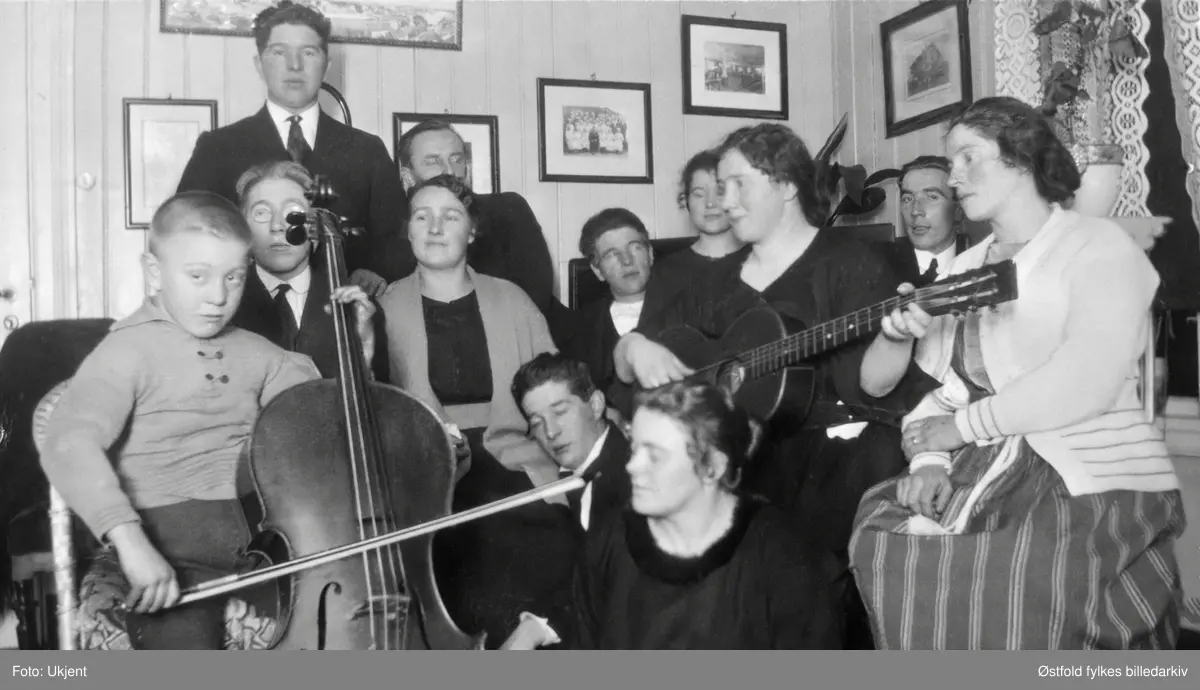 Selskap i stua til Helga og Ole E. Berby, Fuglesang på Ise i Varteig ca. 1922-25. 
Foran fra venstre:
Eugen Berby med cello, helt foran Ole E. Berby og Helga Berby, og ytterst til høyre Anna Berby.
Midterste rad: 
Kristian A. Bergby, Ragna Berby, Elise Kvigstad.
Bakerst:
Gunder Bergby, Otto Kvigstad, Einar E. Berby, NN, Ole A. Bergby.