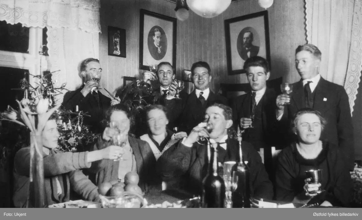 Selskap i stua til Elise og Otto Kvigstad i Varteig ca.1922-25.
Foran fra venstre:
NN, NN, Elise Kvigstad, Ole E. Berby, Helga Berby.
Bak:
Ole A. Bergby, Otto Kvigstad, Gunder Bergby, Einar E. Berby og Kristian A. Bergby.